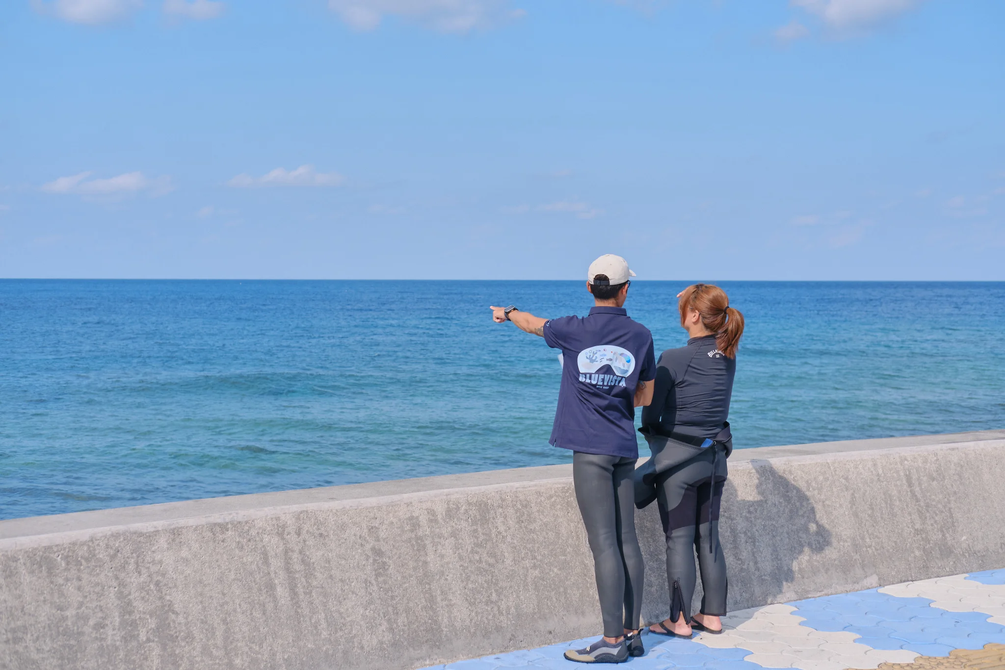 規劃潛水路線的潛水員