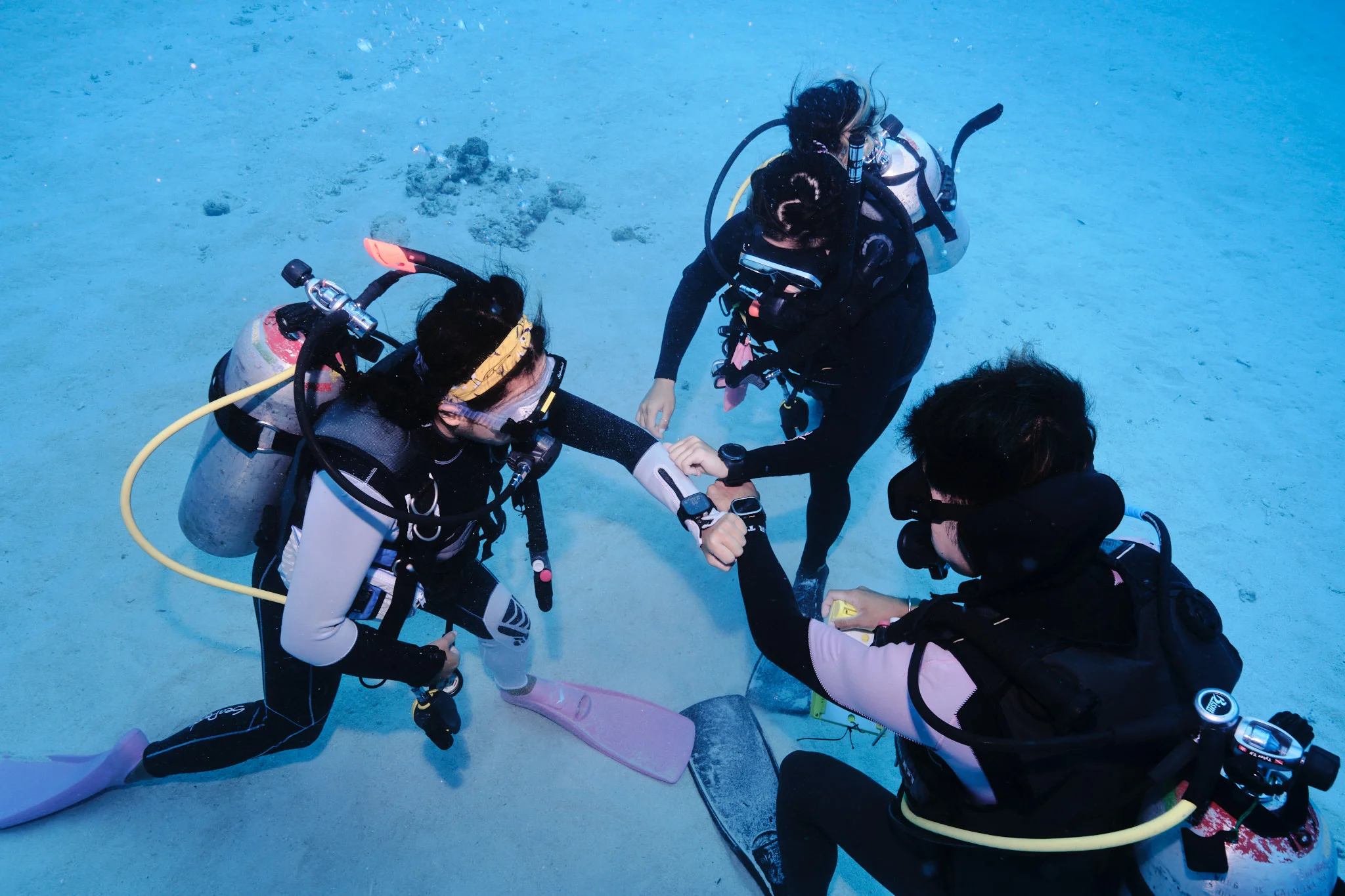 深潛中我們必須了解深度表的差異,做保守不超出極限的潛水。